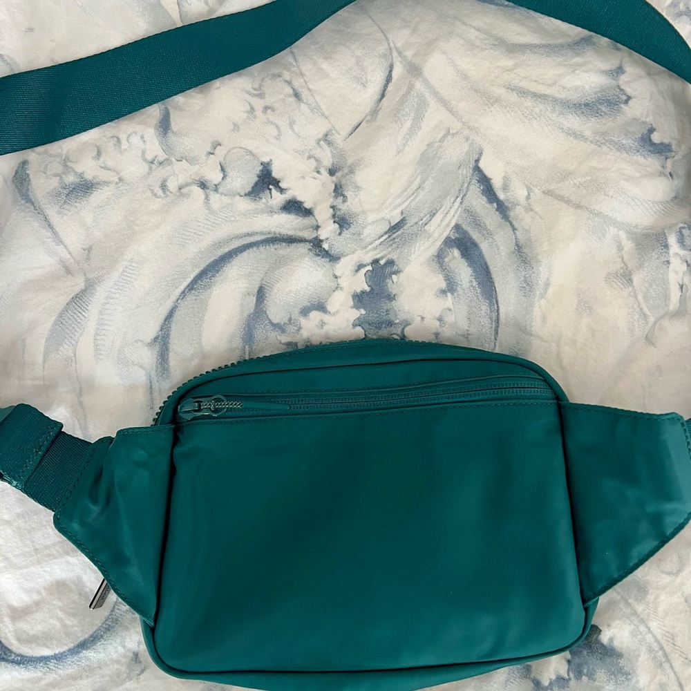 Lululemon Teal 2L Belt Bag - Picture 4 of 5